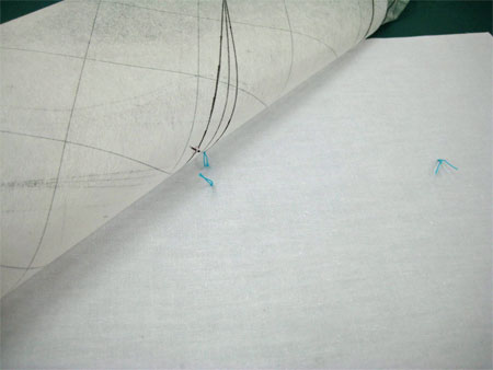 しつけ糸を引き抜かないように型紙をソーッとめくります